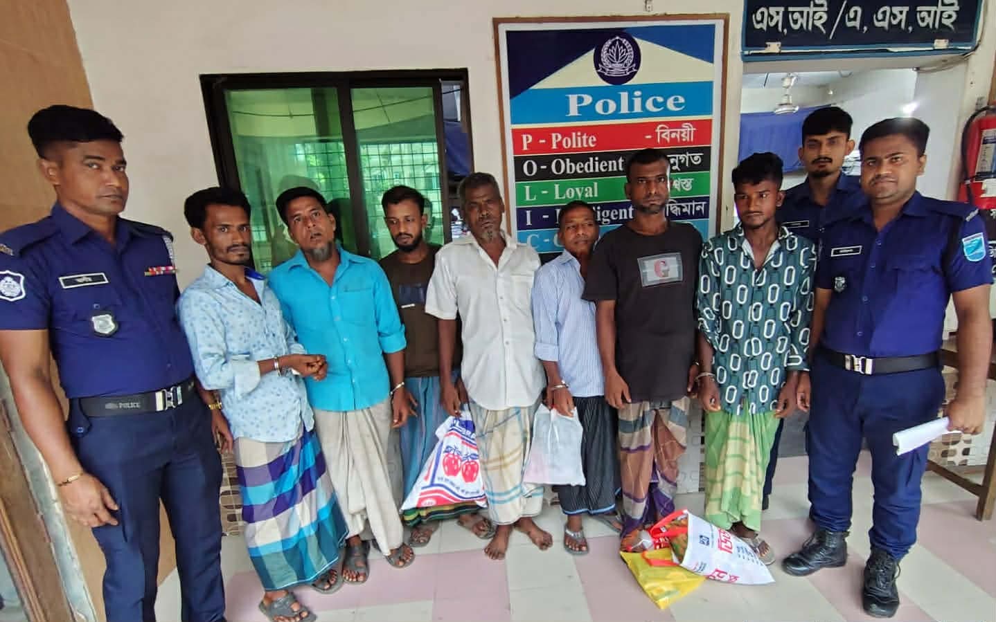 কুলিয়ারচরে পুলিশের বিশেষ অভিযান: ১০ বছরের সাজাপ্রাপ্তসহ গ্রেপ্তার ৭