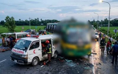 নড়াইলে অ্যাম্বুলেন্সে মরদেহ নিয়ে ফেরার পথে বাসের সঙ্গে সংঘর্ষ, নিহত ২