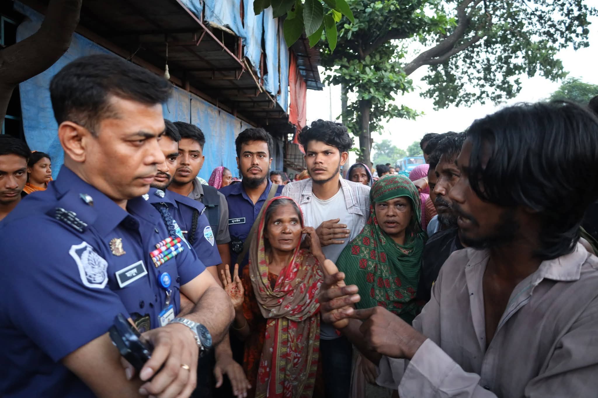 সীতাকুণ্ডে সংঘর্ষের জেরে মহাসড়ক অবরোধের চেষ্টা, পুলিশ সুপারের হস্তক্ষেপে পরিস্থিতি নিয়ন্ত্রণে