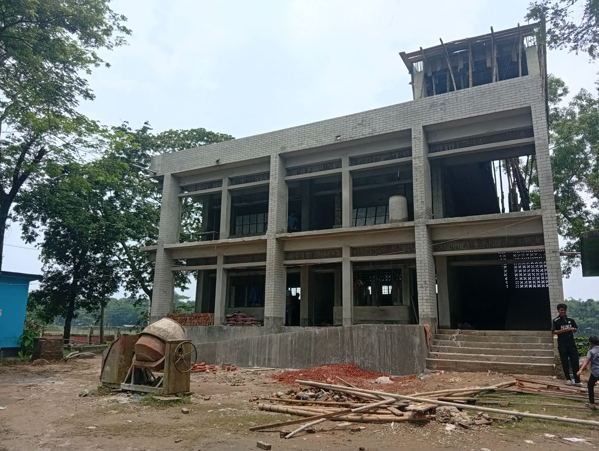 বারহাট্টায় ৮৭ লাখ টাকা ব্যয়ে নির্মাণাধীন বিদ্যালয় ভবনে অনিয়ম: শিক্ষক শিক্ষার্থীদের ক্ষোভ
