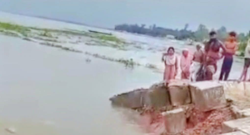 সাঘাটায় যমুনার তীর ভাঙন রক্ষার স্লোপিং ব্লকে ধস, আতঙ্কে শত শত পরিবার