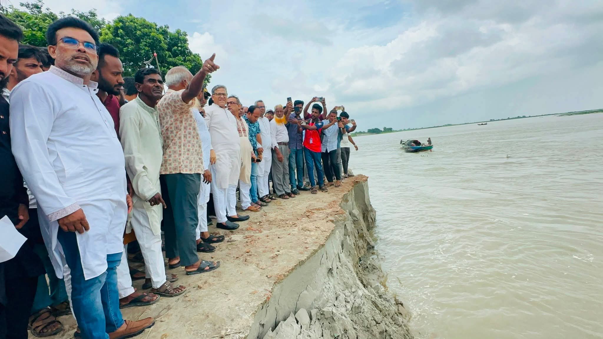 সদরপুরের আকোটের চরে ভাঙ্গন কবলিত এলাকা পরিদর্শনে শহিদুল ইসলাম বাবুল