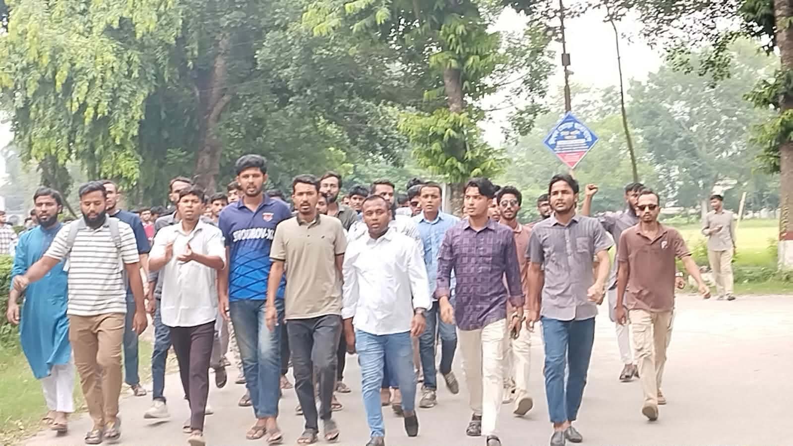 নিষিদ্ধ আওয়ামী লীগের প্রতিষ্ঠাবার্ষিকী উপলক্ষে নাশকতা-ষড়যন্ত্রের প্রতিবাদে ইবি ছাত্রদলের বিক্ষোভ