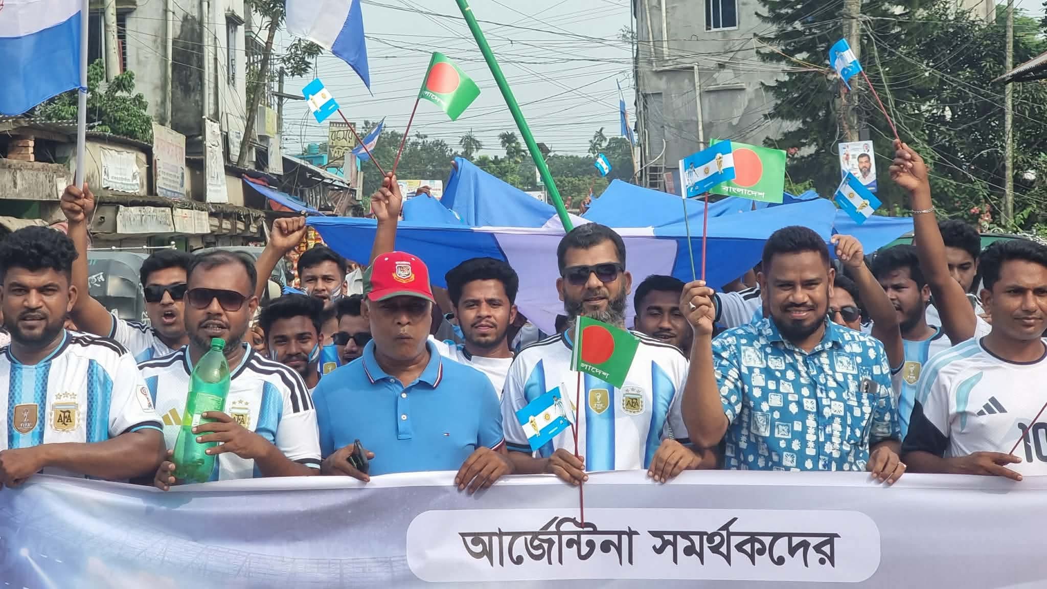 কেন্দুয়ায় ৪৫০ ফুট দীর্ঘ আর্জেন্টিনার পতাকা নিয়ে বর্ণাঢ্য শোভাযাত্রা