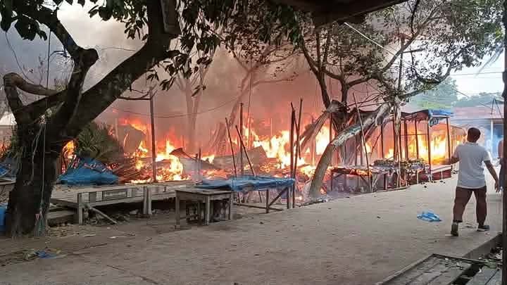 ভূরুঙ্গামারীতে ভয়াবহ অগ্নিকাণ্ডে ৯৫ দোকান পুড়ে ছাই, ক্ষতি প্রায় ১৫ কোটি টাকা
