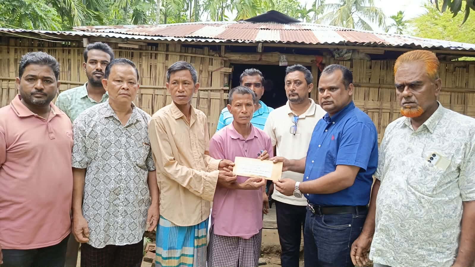 কাপ্তাইয়ে ক্যান্সার আক্রান্ত তঞ্চঙ্গ্যা পরিবারকে আর্থিক সহায়তা প্রদান