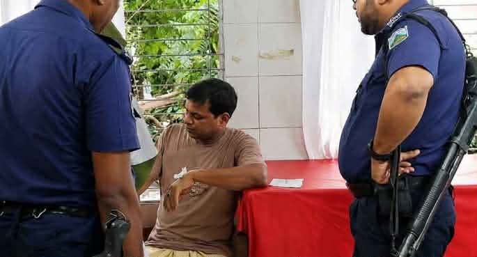 চাঁপাইনবাবগঞ্জে ছাত্রীকে একাধিকবার ধর্ষণের অভিযোগে শিক্ষক গ্রেপ্তার