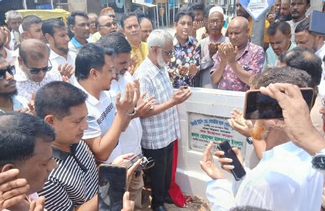 হোসেনপুরে গোবিন্দপুর–হাজীপুর সড়ক উন্নয়ন কাজের উদ্বোধন করলেন এমপি মাজহারুল ইসলাম