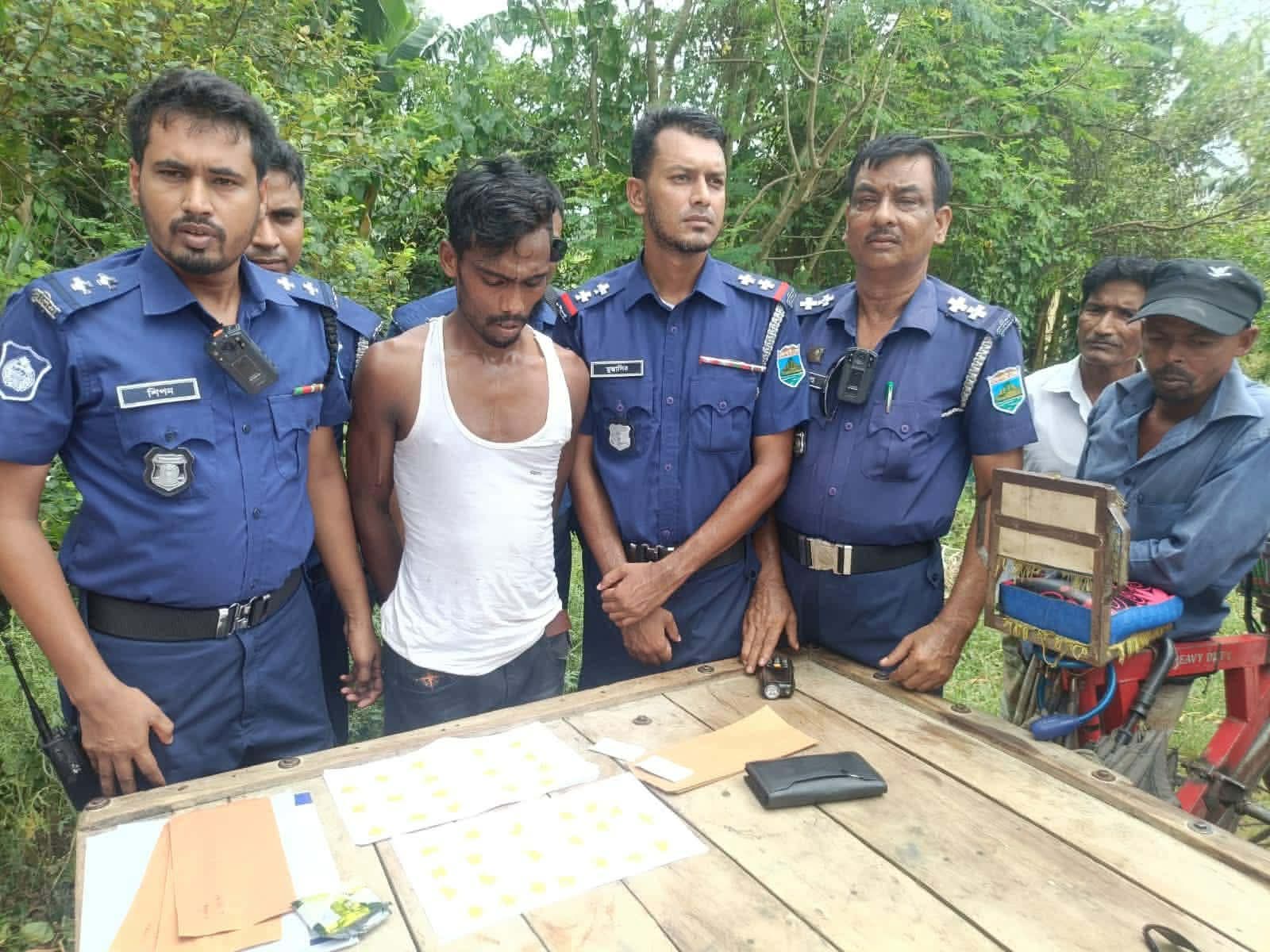 মোহনপুরে ট্রাফিক পুলিশের চেকপোস্টে ৩৭০ পিস ইয়াবাসহ যুবক গ্রেপ্তার