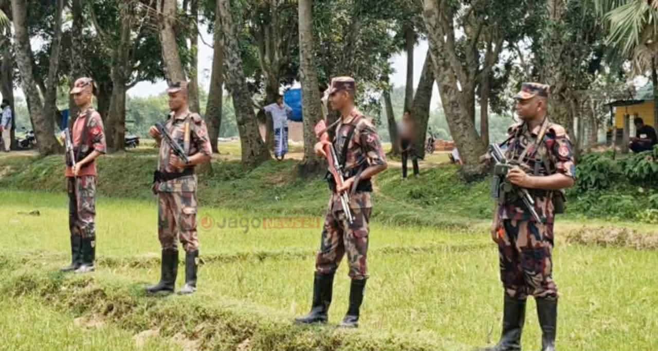বিএসএফের টাকার টোপে সীমান্তের দরিদ্ররা  সহযোগিতা করছেন পুশ-ইনে
