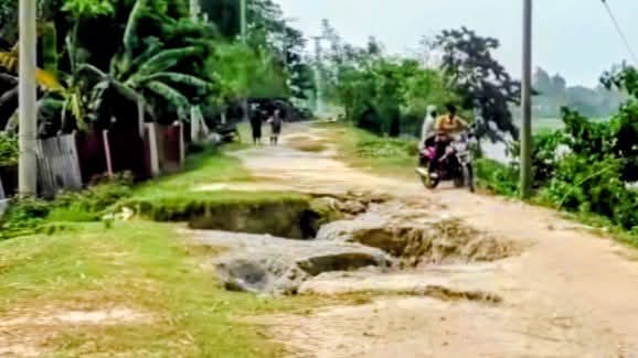 শহরের দরজায় জীর্ণ প্রহরী: ভরসার বাঁধ এখন আতঙ্কের কারণ