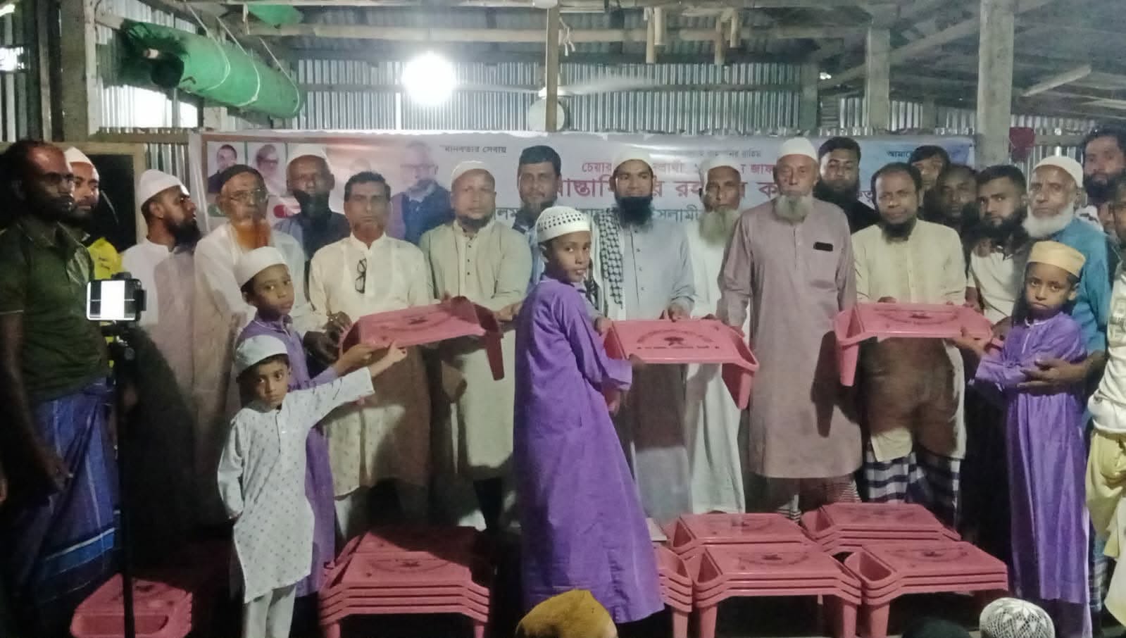 গোয়াইনঘাটে শতাধিক মাদ্রাসা শিক্ষার্থীদেরকে লেখাপড়ায় উৎসাহিত করতে যুক্তরাজ্য প্রবাসী কাওছার আহমেদের অর্থায়নে টেবিল উপহার