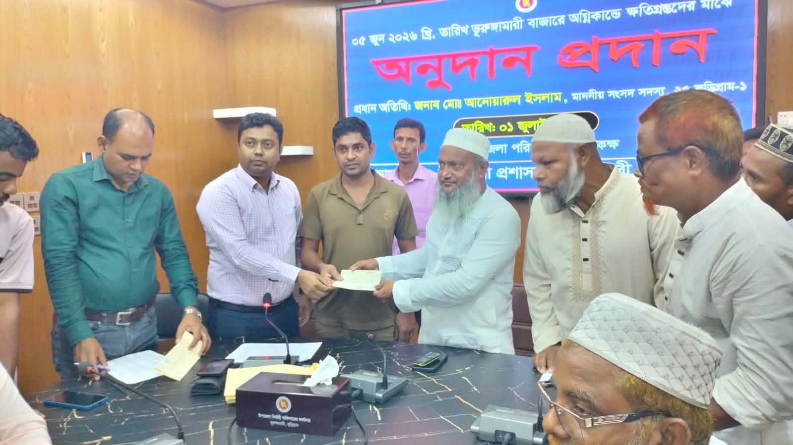 ভূরুঙ্গামারীতে অগ্নিকাণ্ডে ক্ষতিগ্রস্ত ব্যবসায়ীদের হাতে নগদ অর্থ তুলে দিলেন এমপি আনোয়ারুল  ইসলাম