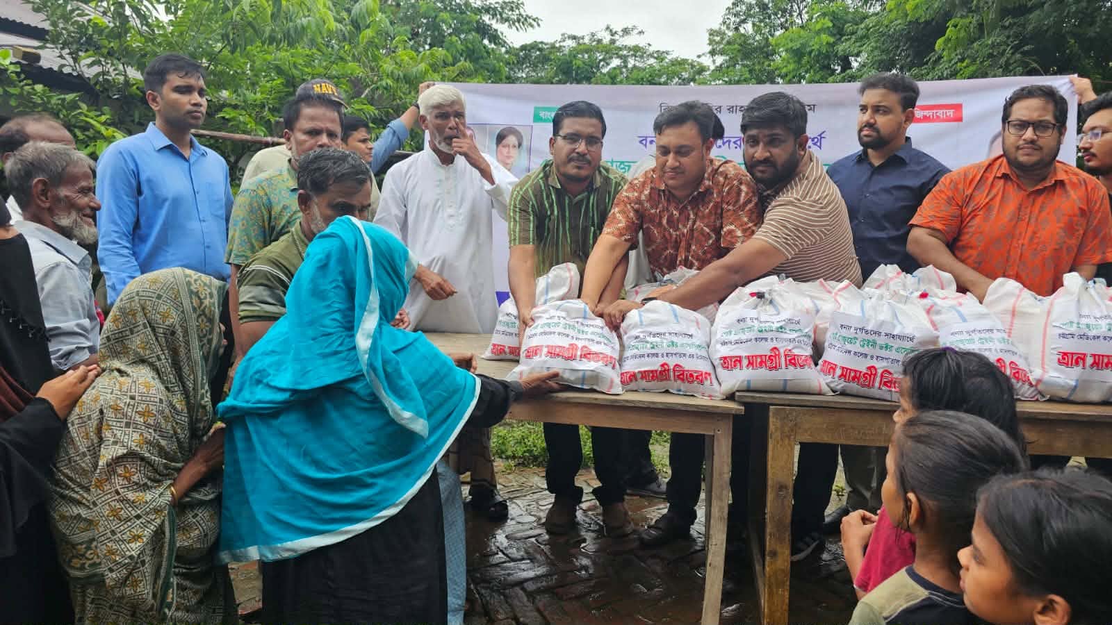 চট্টগ্রাম মেডিকেল কলেজ পোস্ট গ্রাজুয়েট ট্রেইনি ডক্টরস্ অ্যাসোসিয়েশনের উদ্যোগে বাঁশখালীর বন্যাদুর্গত মানুষের মাঝে ত্রাণ বিতরণ