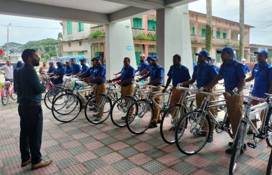কাজে গতি আনতে গ্রামপুলিশদের মাঝে বাইসাইকেল বিতরণ