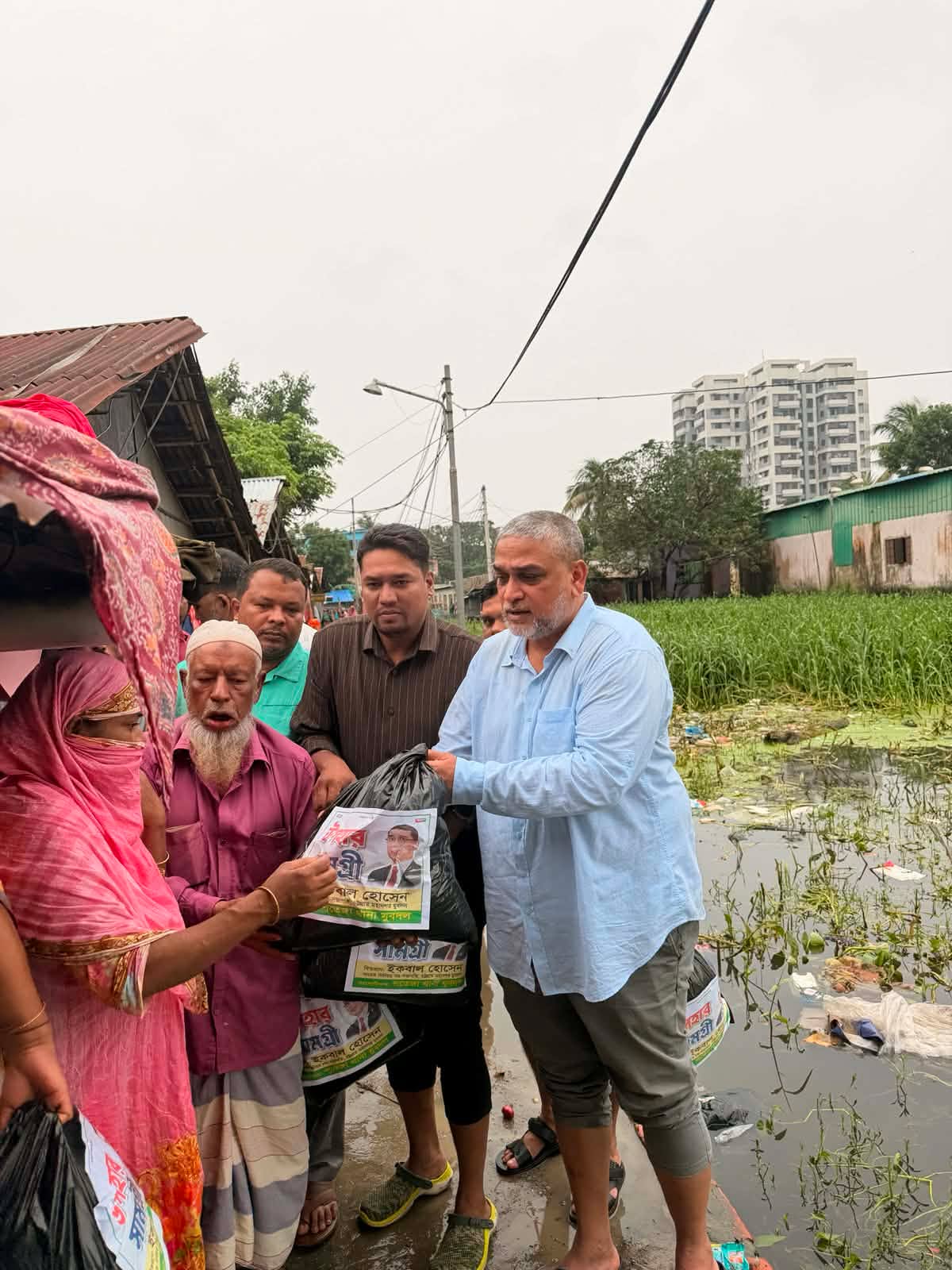 নগরীর দক্ষিণ পতেঙ্গা ৪১ নং ওর্য়াড় ডেইল পাড়া এলাকার পানিবন্দি ২০০  পরিবারের মাঝে যুবদলের শুকনা খাবার বিতরণ