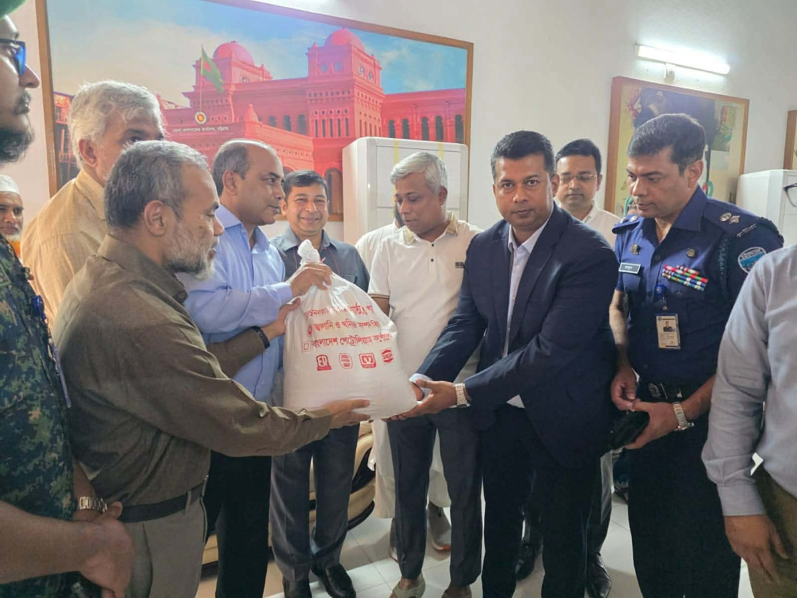বিদ্যুৎ ও জ্বালানি প্রতিমন্ত্রীর উপস্থিতিতে বন্যাদুর্গতদের জন্য বিপিসির ত্রাণ প্রদান