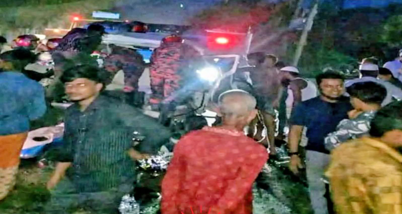 দাঁড়িয়ে থাকা বাসে পিকআপের ধাক্কা : প্রাণ গেলো চালকের