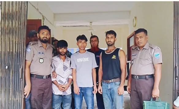 চরভদ্রাসনে মাদক কারবারিদের মাদকসেবন অবস্থায় পুলিশগ্রেফতার