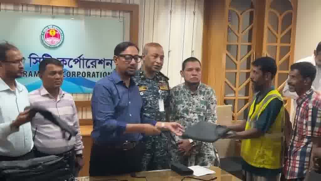 চসিকের ৩৩০০ পরিচ্ছন্ন শ্রমিকের মাঝে রেইনকোট বিতরণ করলেন মেয়র ডা. শাহাদাত হোসেন