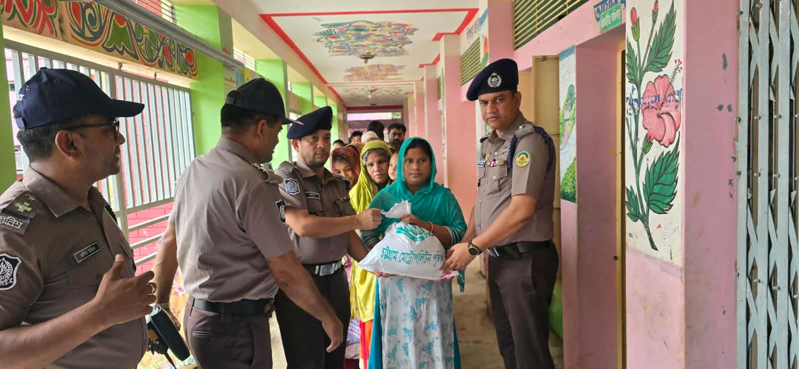 জলাবদ্ধতায় ক্ষতিগ্রস্ত মানুষের পাশে সিএমপি, ৭০০ পরিবারের মাঝে ত্রাণ বিতরণ