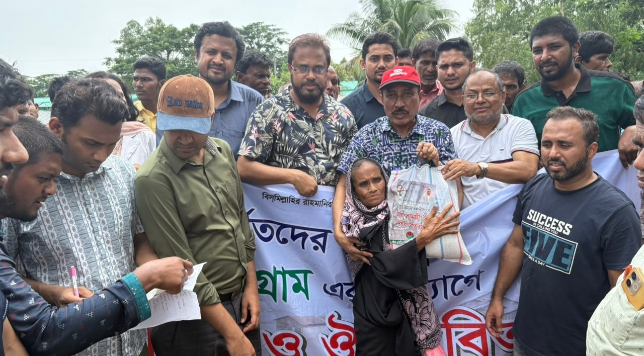 বন্যার্তদের সাহায্যার্থে বাঁশখালীতে ড্যাব, চট্টগ্রাম এর খাবার ও ঔষধ বিতরণ