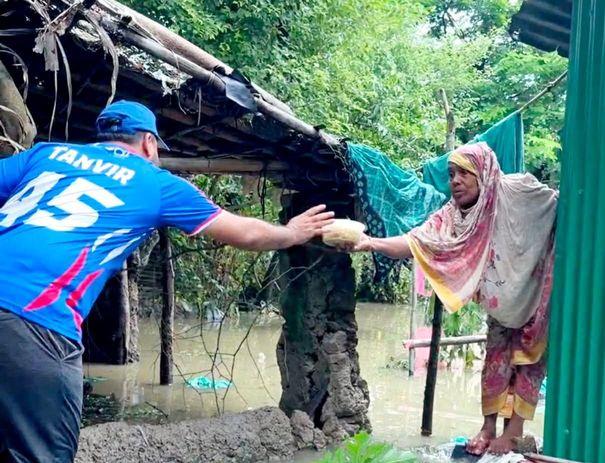 চট্টগ্রামে বন্যাদুর্গত মানুষের পাশে টীম স্প্ল্যাশ, পুনর্বাসনে কাজ করছেন