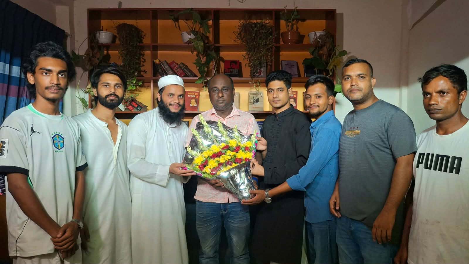 এনসিপি জামালপুর জেলা কমিটির ভারপ্রাপ্ত আহ্বায়ক অ্যাড. আবু সাইদ মো. শামীমকে নেতাকর্মীদের ফুলেল শুভেচ্ছা