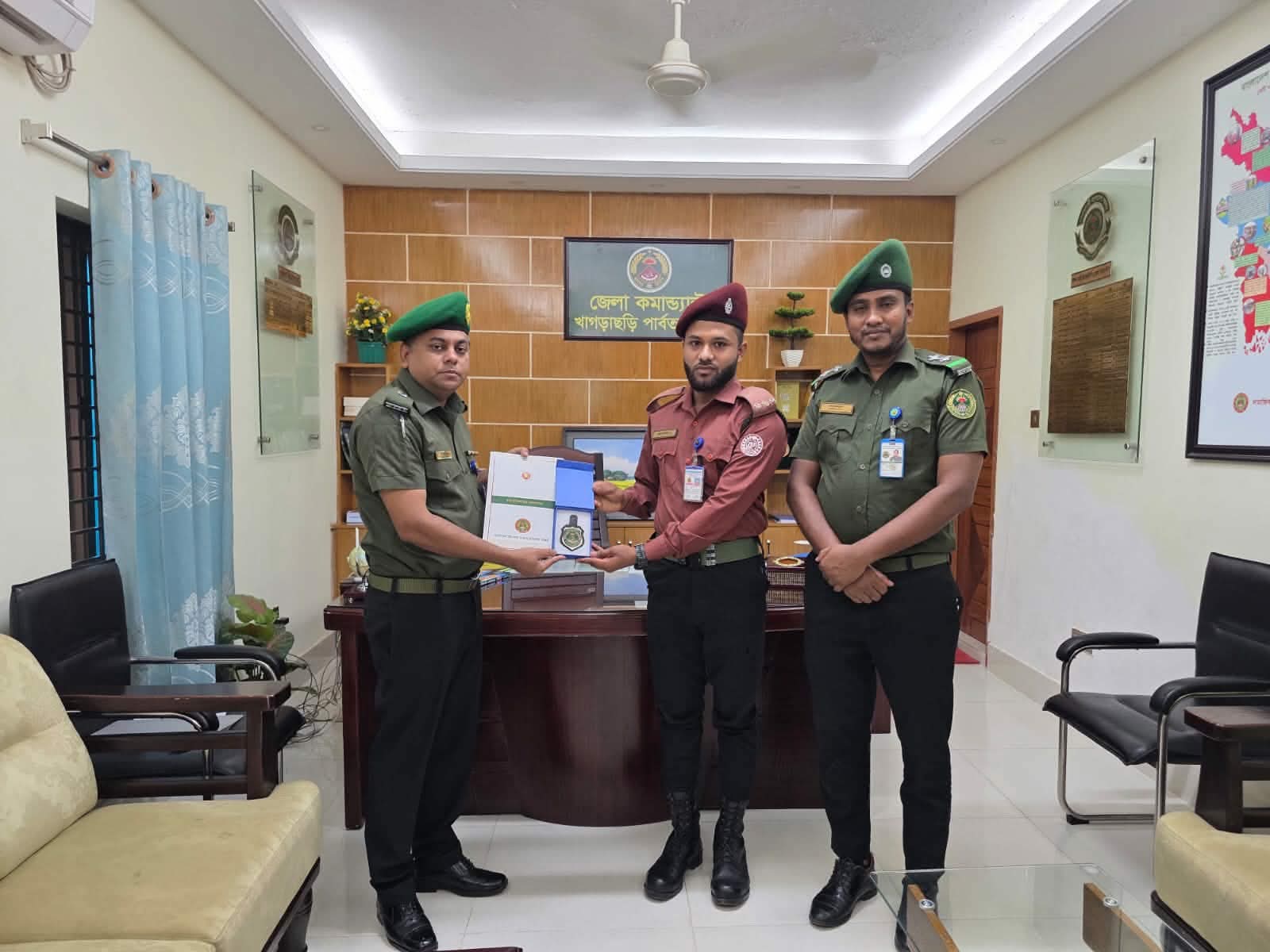 গুইমারার ৪ হিল ভিডিপি সদস্য পেলেন মহাপরিচালকের সম্মাননা ব্যাজ ও সনদ