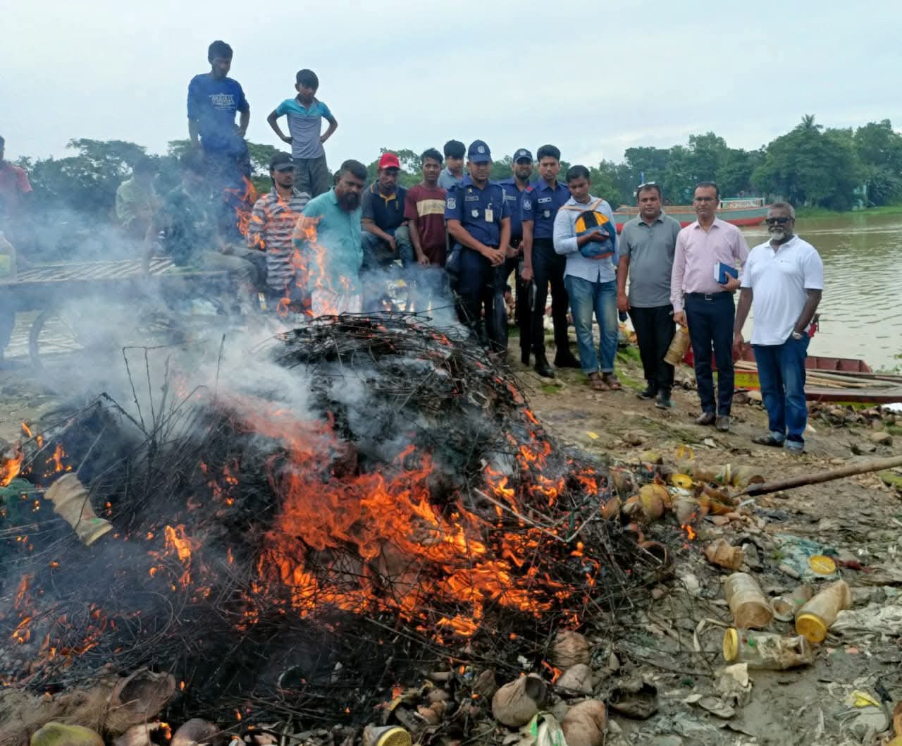 তিতাসে অবৈধ জালবিরোধী বিশেষ অভিযান: বিপুল পরিমাণ নিষিদ্ধ জাল জব্দ, পুড়িয়ে ধ্বংস