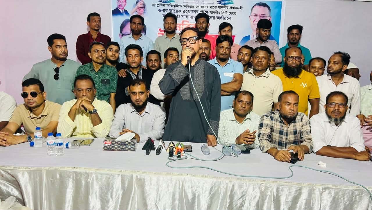 চন্দনাইশে ১৫০০ ক্ষতিগ্রস্থ পরিবারকে খাদ্য সামগ্রী দিলেন মেয়র ডা. শাহাদাত হোসেন