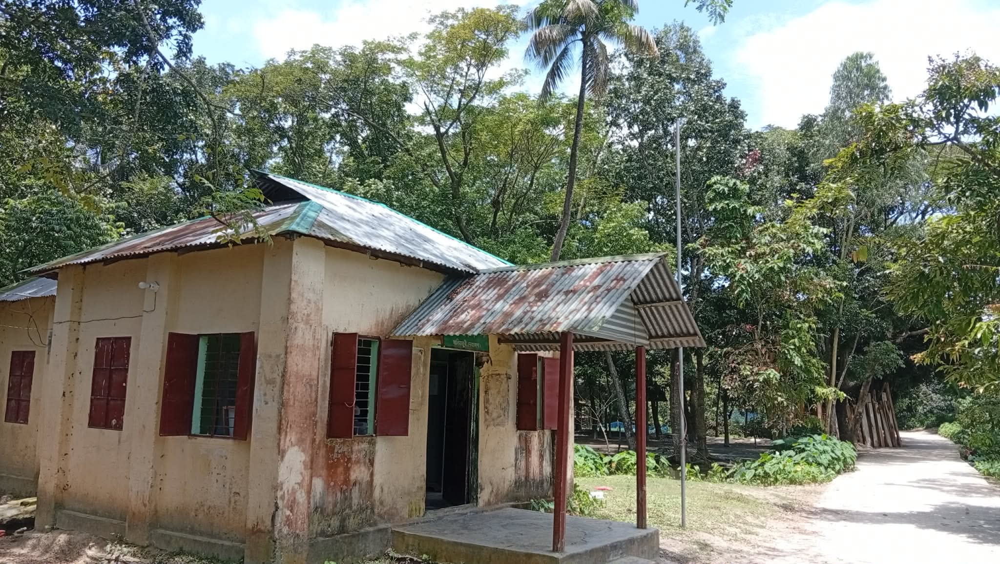 খালিয়াজুড়ির মেন্দিপুর ইউনিয়ন ভূমি অফিসে জাতীয় পতাকা উত্তোলন না করার অভিযোগ