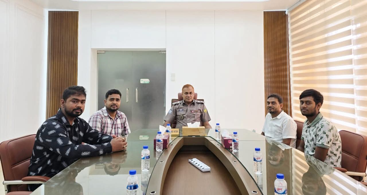 আরএমপি পুলিশ কমিশনার ফয়েজুল কবির সাথে সাংবাদিক নেতা মাখনের সৌজন্য সাক্ষাৎ