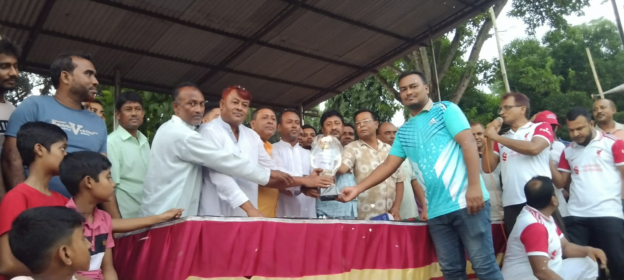 শার্শায় বস্ত্র ব্যবসায়ীর উদ্যোগে প্রীতি ফুটবল টুর্নামেন্ট, চ্যাম্পিয়ন রজনীগন্ধা