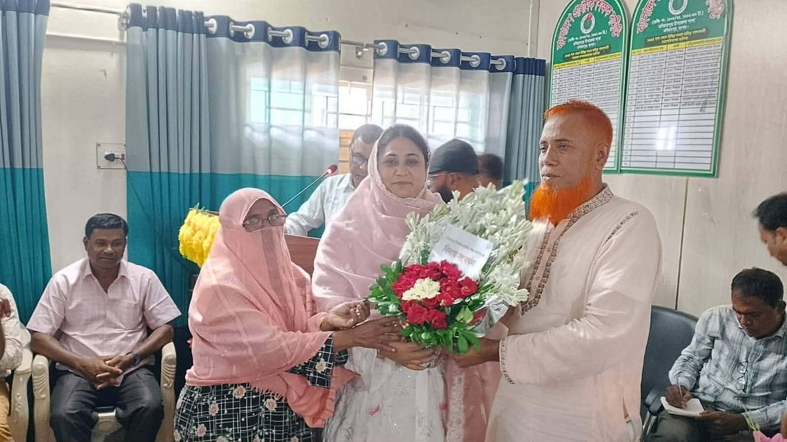 মনিরামপুরে উপজেলা প্রাথমিক শিক্ষা কর্মকর্তাকে সংবর্ধনা