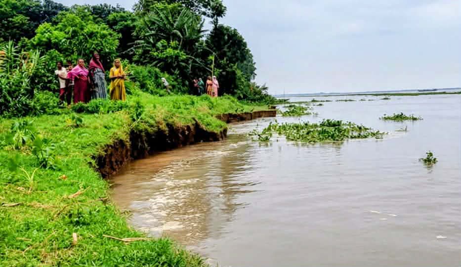 ভাঙ্গছে নদী : নিঃস্ব হচ্ছে জনপদ