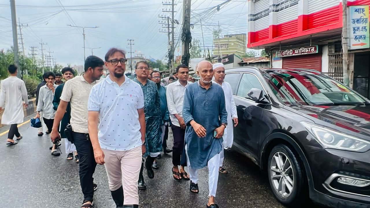 ‘নগরীর ৮০ শতাংশ এলাকা থেকে পানি নেমে গেছে’—জলাবদ্ধ এলাকা পরিদর্শনে মেয়র ডা. শাহাদাত হোসেন