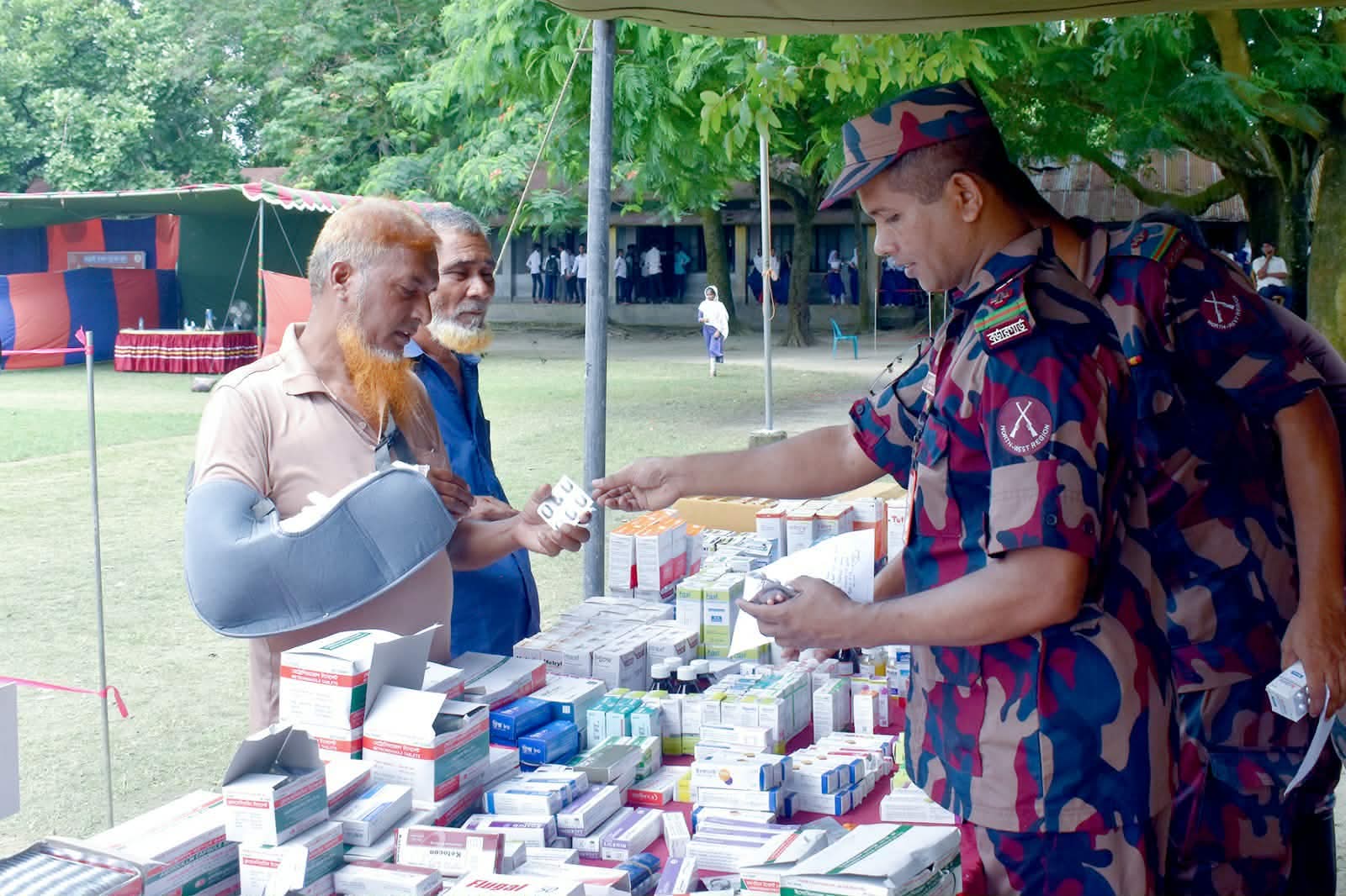 চাঁপাইনবাবগঞ্জে ২ হাজার সীমান্তবাসীকে বিনামূল্যে চিকিৎসা দিল বিজিবি