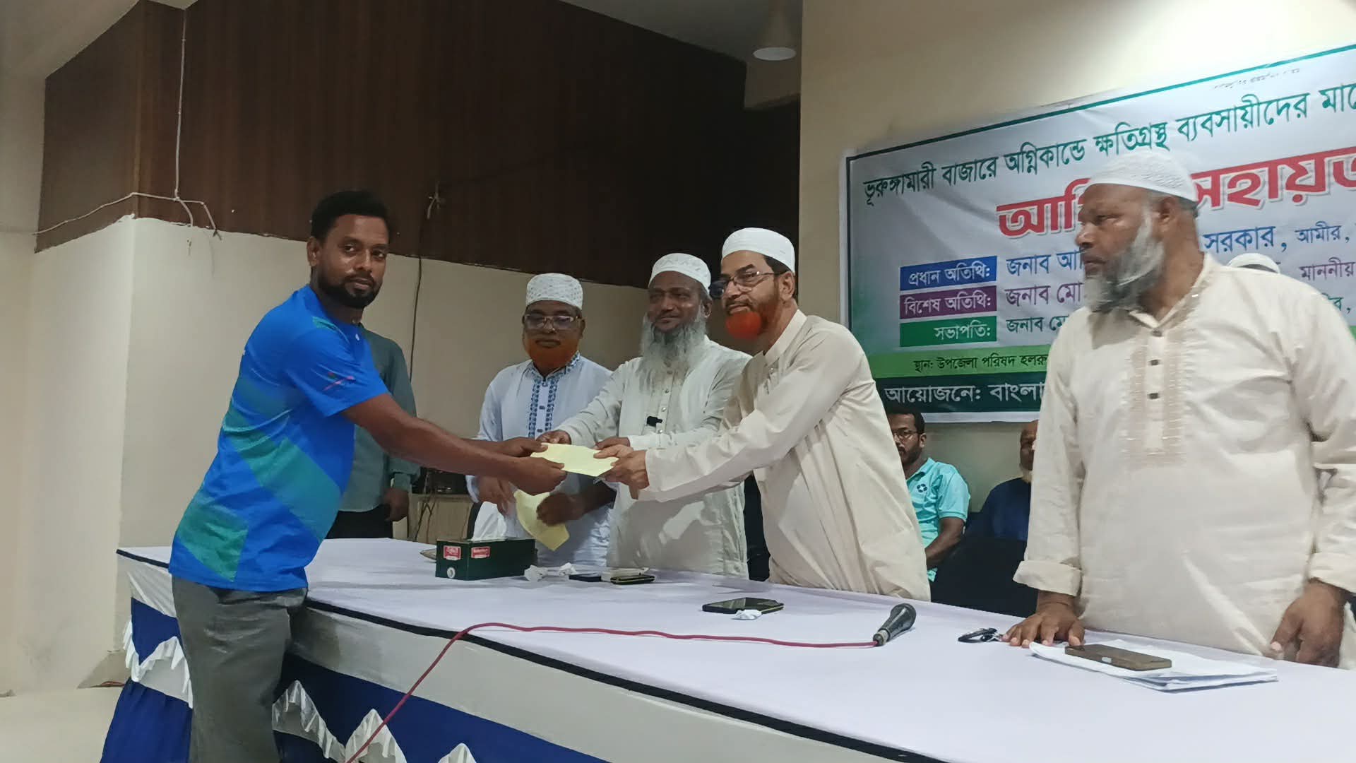 ভূরুঙ্গামারীতে জামায়াতের আমীরের পক্ষ থেকে ক্ষতিগ্রস্ত ব্যবসায়ীদের অর্থ সহায়তা প্রদান