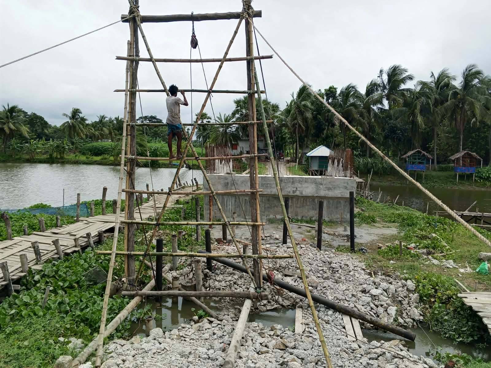 ব্রিজ যখন গলার কাঁটাঃ ‎মণিরামপুরে ৩ বছরে আলোর মুখ দেখেনি ৩ কোটি টাকার সেতু!