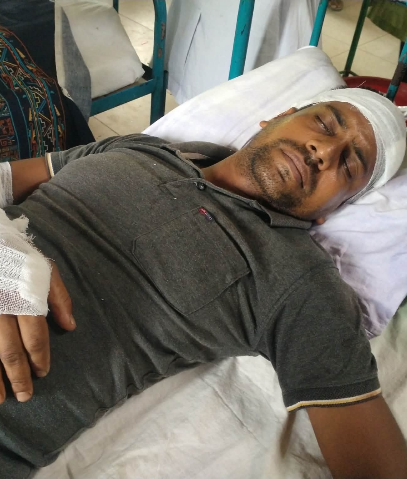 মনিরামপুরে মাছের ঘেরে নেট দেওয়াকে কেন্দ্র করে পিতা-পুত্রকে কুপিয়ে জখমের অভিযোগ