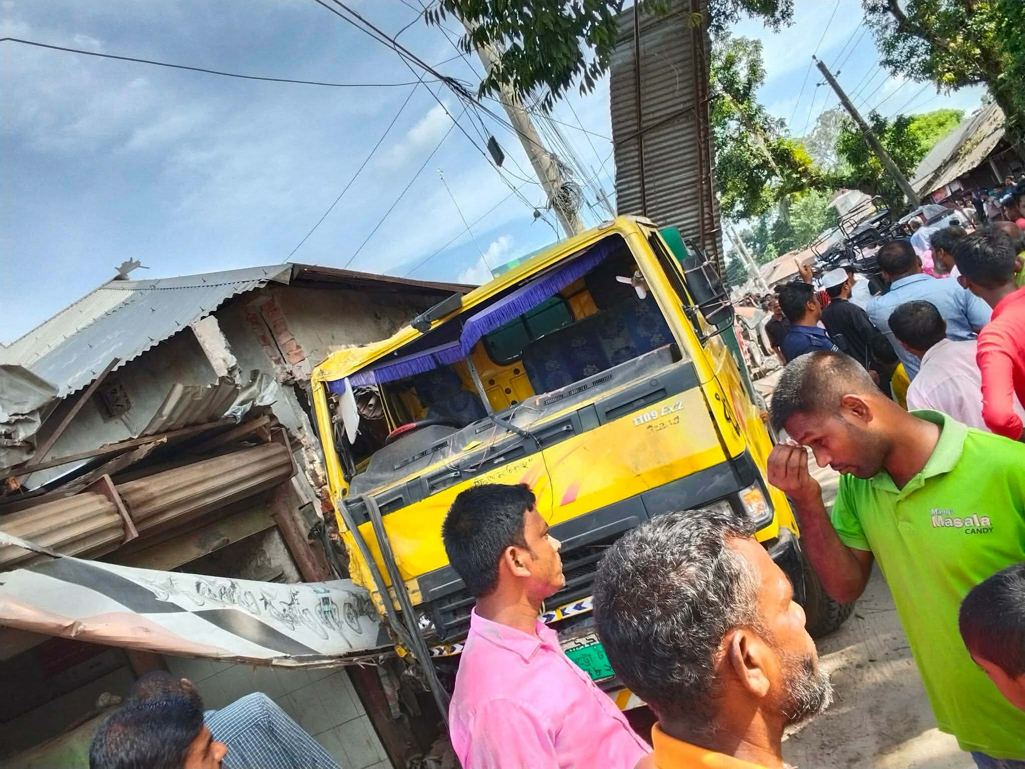 হাতীবান্ধায় ট্রাক ও ব্যাটারীচালিত অটো-বাইকে সংঘর্ষে নিহত দুই, আহত তিন