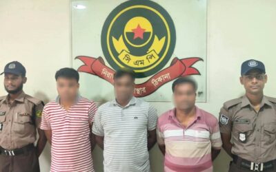 বাকলিয়া থানার অভিযানে ১৬ মামলার পলাতক আসামী মুরাদ সহযোগীসহ আটক