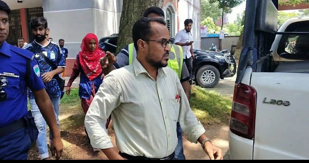 প্রধান শিক্ষকের উদাসীনতা, অবশেষে ছাত্রীদের গণ-অনশন: মনিরামপুরে যৌন হয়রানির অভিযোগে শিক্ষক ইকরামুল আটক