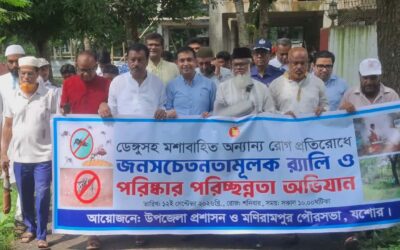 নিজ হাতে ময়লা পরিষ্কার করে সচেতনতার আহ্বান এমপি গাজী এনামুল হকের।