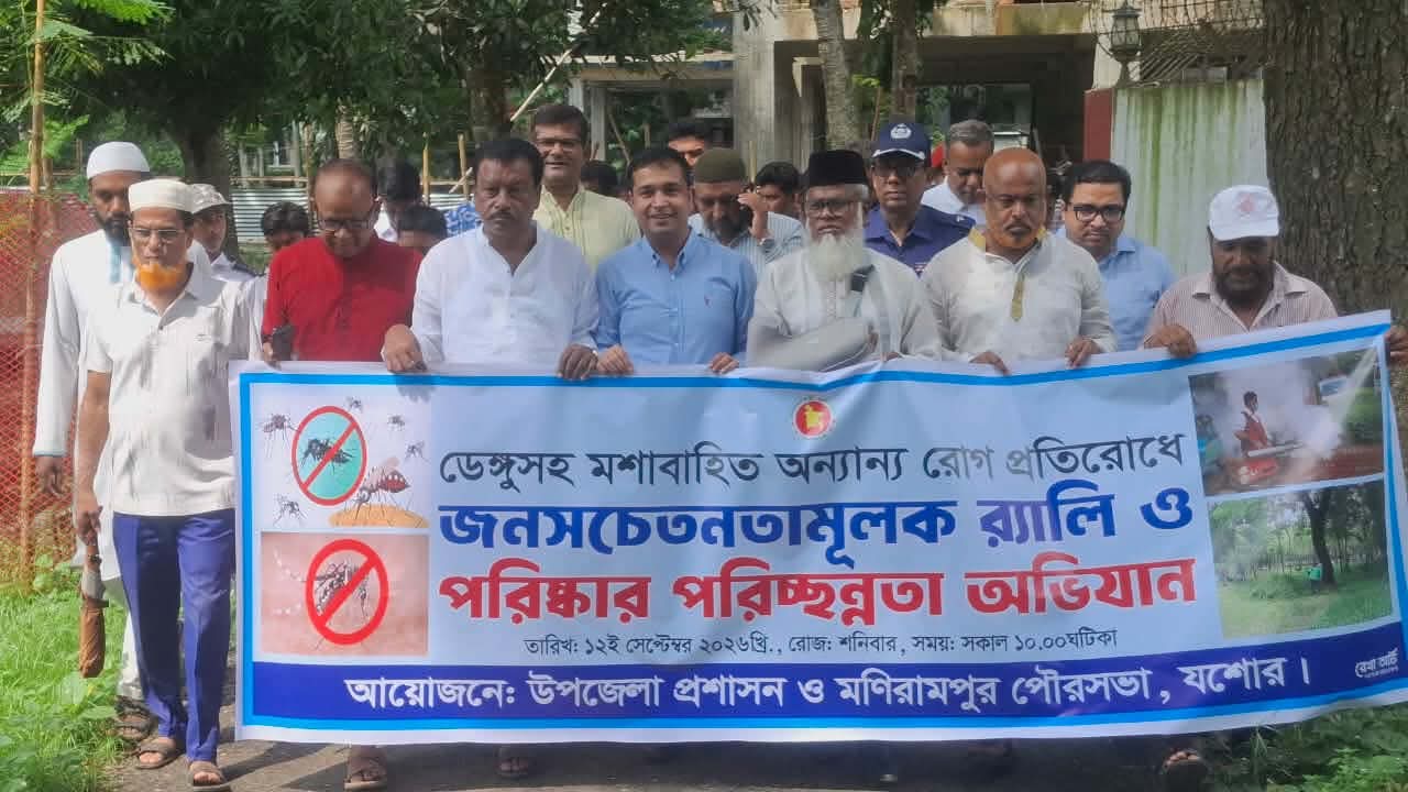 নিজ হাতে ময়লা পরিষ্কার করে সচেতনতার আহ্বান এমপি গাজী এনামুল হকের।