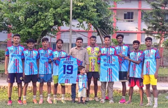 ওটরা প্রিমিয়ার লিগে উজিরপুর পৌরসভা একাদশকে জার্সি উপহার