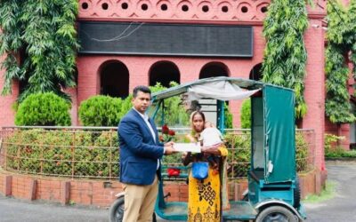 তিন সন্তান নিয়ে অটোরিকশার হ্যান্ডেলে ইয়াসমিন, পাশে দাঁড়ালেন ডিসি জাহিদ