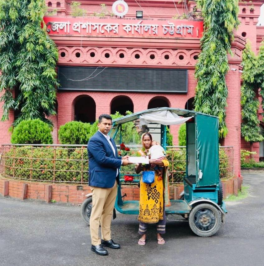 তিন সন্তান নিয়ে অটোরিকশার হ্যান্ডেলে ইয়াসমিন, পাশে দাঁড়ালেন ডিসি জাহিদ