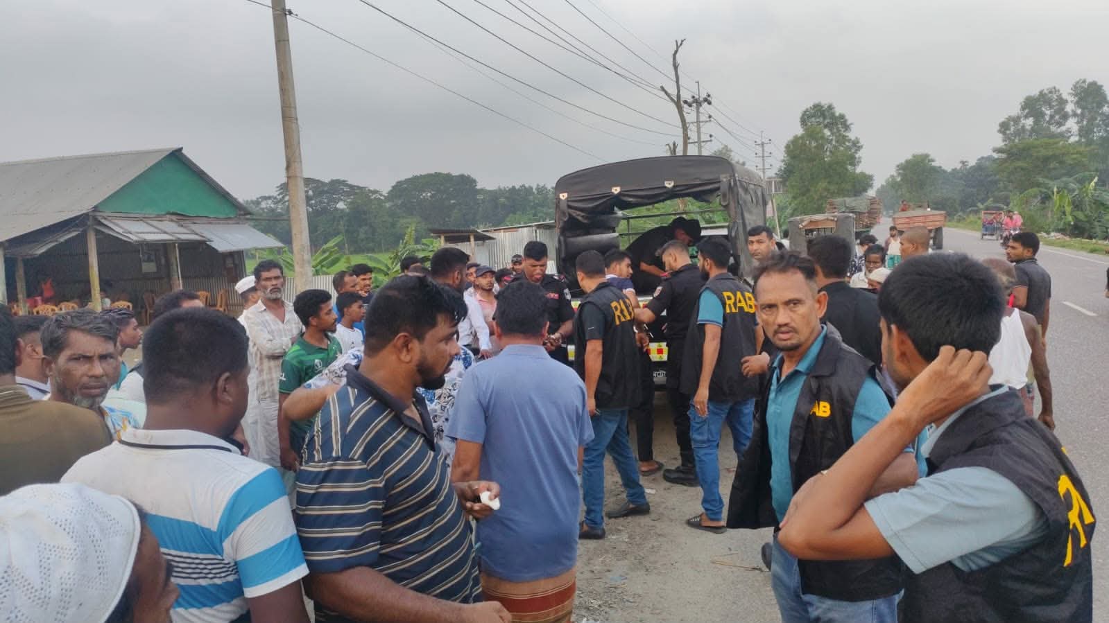 কুলিয়ারচরে র‍্যাবের অভিযানে ৪০ কেজি গাঁজাসহ আটক-১; ছবি ও ভিডিও ধারনে সাংবাদিকদের বাধা